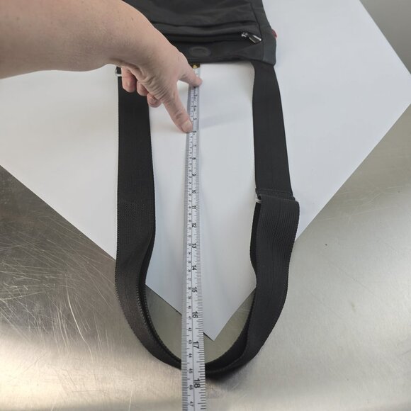 TUMI T-Tech Small crossbody bag with a VERY adjustable strap - Picture 9 of 9